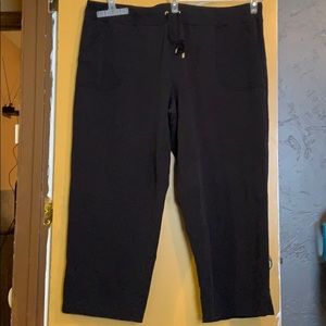 Gently used yoga pants with pockets——— R